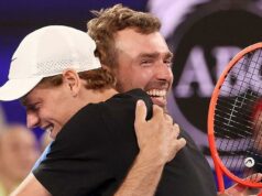 Amatér omráči tých najlepších na svete, aby vyhral 1 milión austrálskych dolárov v Melbourne Carlos Alcaraz a jeho kolegovia reagujú po tom, čo Daniil Medvedev stratil bod na Million Dollar One Point Slam