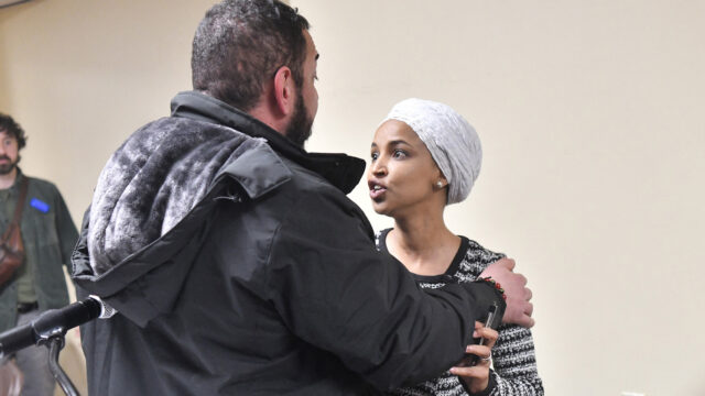 Americká kongresmanka Ilhan Omar sa na zasadnutí radnice postriekala tekutinou | vláda
