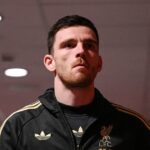 Andy Robertson prichádza na štadión