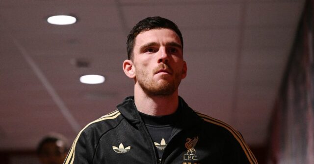 Andy Robertson prichádza na štadión
