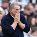 NEWCASTLE UPON TYNE, ANGLICKO – 5. OKTÓBRA: Ange Postecoglou, hlavný tréner/manažér Nottingham Forest reaguje počas zápasu Premier League medzi Newcastle United a Nottingham Forest v St James' Park 5. októbra 2025 v Newcastle upon Tyne v Anglicku. (Foto: Robbie Jay Barratt - AMA/Getty Images)