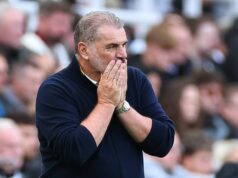 Ange Postecoglou sa chystá cestovať do Newcastlu ako Eddie Howe pod tlakom, ktorý bude čeliť kritickému zápasu NEWCASTLE UPON TYNE, ANGLICKO – 5. OKTÓBRA: Ange Postecoglou, hlavný tréner/manažér Nottingham Forest reaguje počas zápasu Premier League medzi Newcastle United a Nottingham Forest v St James' Park 5. októbra 2025 v Newcastle upon Tyne v Anglicku. (Foto: Robbie Jay Barratt - AMA/Getty Images)