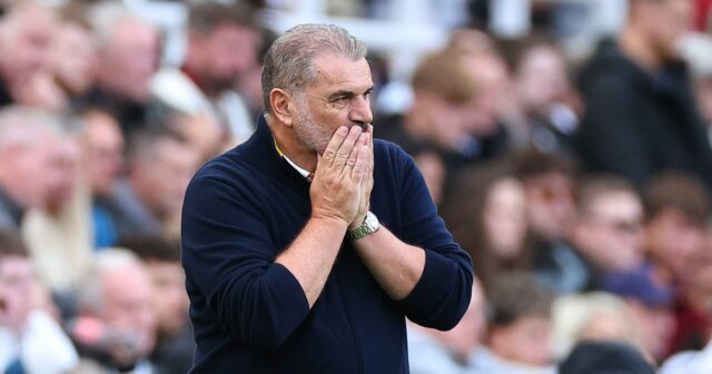 Ange Postecoglou sa chystá cestovať do Newcastlu ako Eddie Howe NEWCASTLE UPON TYNE, ANGLICKO – 5. OKTÓBRA: Ange Postecoglou, hlavný tréner/manažér Nottingham Forest reaguje počas zápasu Premier League medzi Newcastle United a Nottingham Forest v St James' Park 5. októbra 2025 v Newcastle upon Tyne v Anglicku. (Foto: Robbie Jay Barratt - AMA/Getty Images)