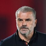 NOTTINGHAM, ANGLICKO - 2. OKTÓBRA: Ange Postecoglou, manažér Nottingham Forest, sa pozerá na zápas fázy MD2 UEFA Európskej ligy 2025/26 medzi Nottingham Forest FC a FC Midtjylland na City Ground 2. októbra 2025 v Nottinghame v Anglicku. (Foto Gareth Copley/Getty Images)