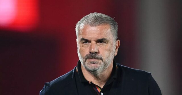Ange Postecoglou sa po nástupe do novej práce chystá na NOTTINGHAM, ANGLICKO - 2. OKTÓBRA: Ange Postecoglou, manažér Nottingham Forest, sa pozerá na zápas fázy MD2 UEFA Európskej ligy 2025/26 medzi Nottingham Forest FC a FC Midtjylland na City Ground 2. októbra 2025 v Nottinghame v Anglicku. (Foto Gareth Copley/Getty Images)