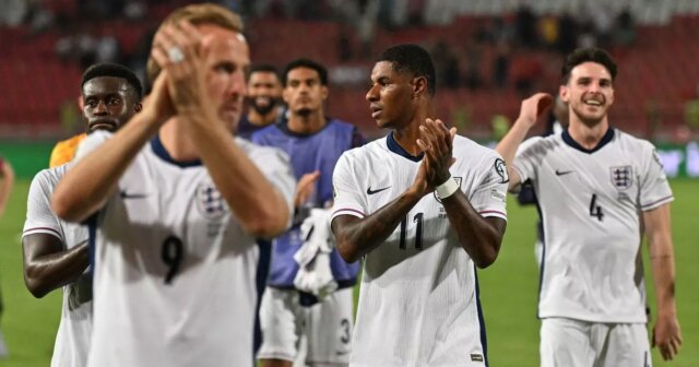 Marcus Rashford oslavuje so svojimi spoluhráčmi po víťazstve vo futbalovom zápase skupiny K kvalifikácie na majstrovstvá sveta 2026 medzi Srbskom a Anglickom na štadióne Rajka Mitica v Belehrade 9. septembra 2025.
