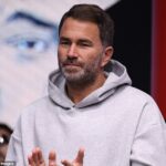 Anthony Joshua možno už nikdy nebude boxovať po autonehode, podľa jeho promotéra Eddieho Hearna (na obrázku)