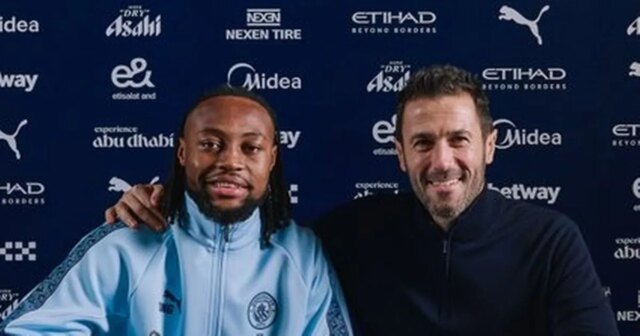 Antoine Semenyo na snímke pri podpise zmluvy.