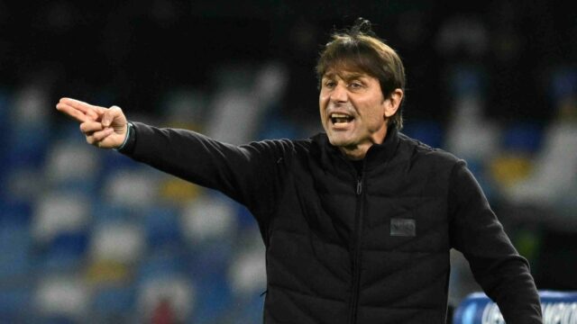 Antonio Conte sa presadil v Blues po tom, čo Neapol vypadol z Ligy majstrov
