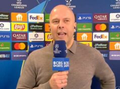 Arne Slot naráža na Jamieho Carraghera stroho „počúvaj ťa“ Liverpool MARSEILLE, FRANCÚZSKO - 21. JANUÁRA: Arne Slot, hlavný tréner FC Liverpool, počas tlačovej konferencie po zápase fázy MD7 Ligy majstrov UEFA 2025/26 medzi Olympique de Marseille a Liverpool FC na Stade de Marseille 21. januára 2026 v Marseille vo Francúzsku. (Foto: Catherine Steenkeste/Getty Images)