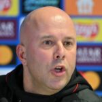 MARSEILLE, FRANCÚZSKO - 20. JANUÁRA: Hlavný tréner Liverpoolu Arne Slot hovorí počas tlačovej konferencie na Stade de Marseille pred zápasom Ligy majstrov UEFA medzi Marseille a Liverpoolom vo francúzskom Marseille 20. januára 2026. (Foto Mustafa Yalcin/Anadolu cez Getty Images)