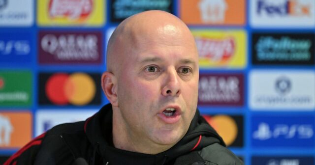 MARSEILLE, FRANCÚZSKO - 20. JANUÁRA: Hlavný tréner Liverpoolu Arne Slot hovorí počas tlačovej konferencie na Stade de Marseille pred zápasom Ligy majstrov UEFA medzi Marseille a Liverpoolom vo francúzskom Marseille 20. januára 2026. (Foto Mustafa Yalcin/Anadolu cez Getty Images)