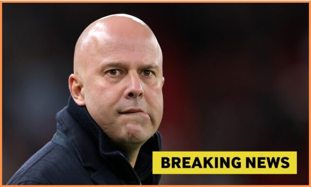 Tréner Liverpoolu Arne Slot reaguje počas remízy 0:0 proti Leedsu