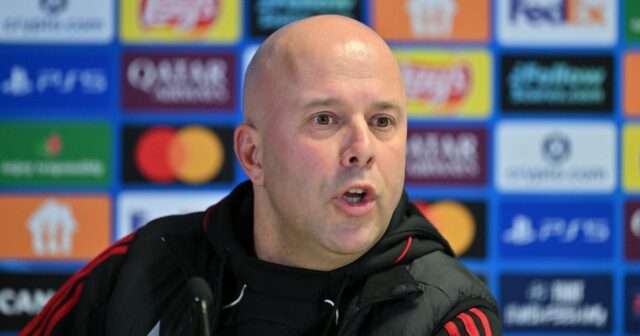 KIRKBY, ANGLICKO – 20. JANUÁRA: (VYCHÁDZA SLNKO, VONKA SLNKO) Arne Slot, hlavný tréner Liverpoolu počas tlačovej konferencie na Stade de Marseille 20. januára 2026 v Kirkby v Anglicku. (Foto: Andrew Powell/Liverpool FC cez Getty Images)