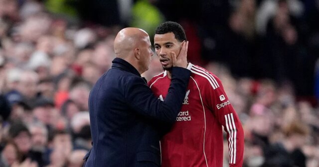 Tréner Liverpoolu Arne Slot (vľavo) informoval o zranení útočníka Huga Ekitikeho.