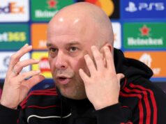 Arne Slot po kvalifikácii Ligy majstrov opäť hnevá fanúšikov Liverpoolu komentármi BOURNEMOUTH, ANGLICKO - 24. JANUÁRA: Joe Gomez z Liverpoolu odišiel zranený počas zápasu Premier League medzi Bournemouthom a Liverpoolom na Vitality Stadium 24. januára 2026 v anglickom Bournemouthe. (Foto: Shaun Brooks – CameraSport cez Getty Images)