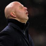 Alexander Isak z Liverpoolu odišiel zo zápasu zranený počas zápasu Premier League medzi Tottenhamom Hotspur a Liverpoolom na ihrisku Tottenhamu Hotspur...