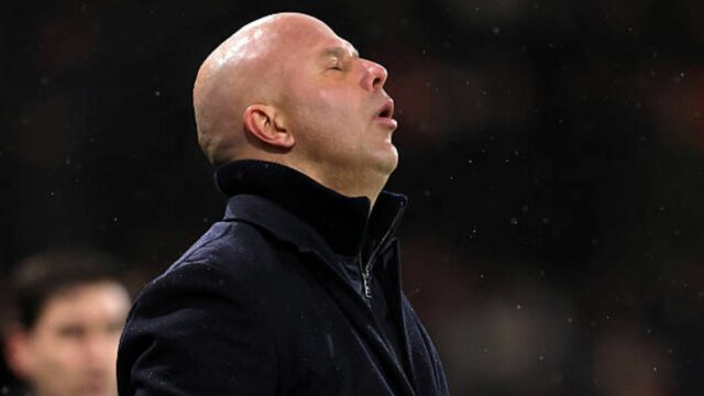 Alexander Isak z Liverpoolu odišiel zo zápasu zranený počas zápasu Premier League medzi Tottenhamom Hotspur a Liverpoolom na ihrisku Tottenhamu Hotspur...