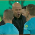 Arne Slot gestikuluje počas prehry Liverpoolu vs Bournemouth