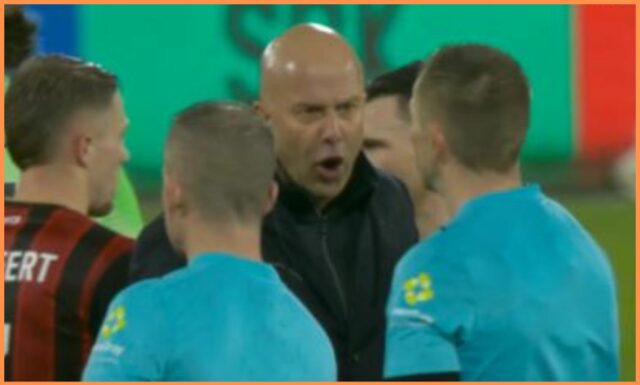 Arne Slot gestikuluje počas prehry Liverpoolu vs Bournemouth