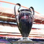 Trofej UEFA Champions League sa nachádza na ihrisku pred semifinálovým zápasom Ligy majstrov UEFA medzi RB Lipsko a Paris Saint-Germain FC na Estadio do Sport Lisboa e Benfica 18. augusta 2020
