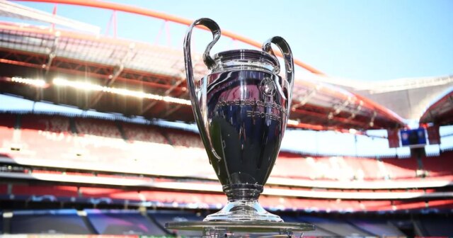 Trofej UEFA Champions League sa nachádza na ihrisku pred semifinálovým zápasom Ligy majstrov UEFA medzi RB Lipsko a Paris Saint-Germain FC na Estadio do Sport Lisboa e Benfica 18. augusta 2020