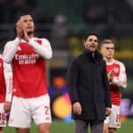 MILÁNO, TALIANSKO - 20. JANUÁRA: Mikel Arteta, manažér Arsenalu, oslavuje so svojimi hráčmi víťazstvo po zápase fázy MD7 Ligy majstrov UEFA 2025/26 medzi FC Internazionale Milano a Arsenal FC na Stadio San Siro 20. januára 2026 v Miláne v Taliansku. (Foto: Carl Recine/Getty Images)