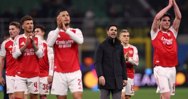MILÁNO, TALIANSKO - 20. JANUÁRA: Mikel Arteta, manažér Arsenalu, oslavuje so svojimi hráčmi víťazstvo po zápase fázy MD7 Ligy majstrov UEFA 2025/26 medzi FC Internazionale Milano a Arsenal FC na Stadio San Siro 20. januára 2026 v Miláne v Taliansku. (Foto: Carl Recine/Getty Images)