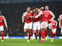 Arsenal ďalších päť zápasov v porovnaní s Man City a Aston Villou pred Nottinghamom Forest Ben White oslavuje strelenie prvého gólu Arsenalu s Bukayom Sakom, Gabrielom Magalhaesom a Jurrienom Timberom počas prvého zápasu semifinále Carabao Cupu medzi Chelsea a Arsenalom na Stamford Bridge.