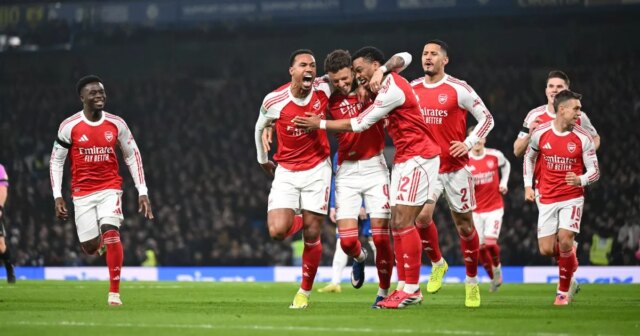 Arsenal ďalších päť zápasov v porovnaní s Man City a Ben White oslavuje strelenie prvého gólu Arsenalu s Bukayom Sakom, Gabrielom Magalhaesom a Jurrienom Timberom počas prvého zápasu semifinále Carabao Cupu medzi Chelsea a Arsenalom na Stamford Bridge.