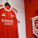 Vlajka zápasu je vystavená vedľa dresu Arsenalu v šatni pred zápasom MD2 fázy Ligy majstrov UEFA 2025/26 medzi Arsenal FC a Olympiacos FC na Arsenal Stadium 1. októbra 2025 v Londýne, Anglicko