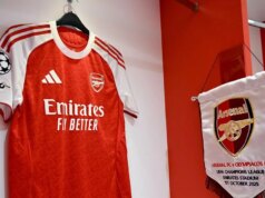 Arsenal dostal obrovskú podporu FFP, keď si Mikel Arteta zaistil lukratívnu výhru v Lige majstrov Vlajka zápasu je vystavená vedľa dresu Arsenalu v šatni pred zápasom MD2 fázy Ligy majstrov UEFA 2025/26 medzi Arsenal FC a Olympiacos FC na Arsenal Stadium 1. októbra 2025 v Londýne, Anglicko