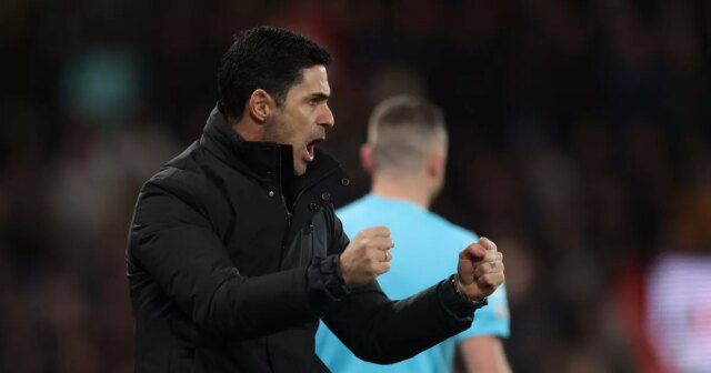 Mikel Arteta manažér / hlavný tréner Arsenalu oslavuje počas zápasu Premier League medzi Bournemouthom a Arsenalom na Vitality Stadium 3. januára 2026 v Bournemouth, Anglicko