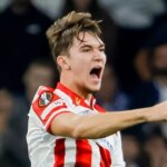 Porto, Portugalsko - 2. októbra: Vasilije Kostov z FK Crvena Zvezda oslavuje po strelení prvého gólu svojho tímu počas zápasu fázy MD2 Ligy UEFA 2025/26 medzi FC Porto a FK Crvena Zvezda na Estadio do Dragao 2. októbra 2025 v portugalskom Porte. (Foto: Fabio Poco/DeFodi Images/DeFodi cez Getty Images)