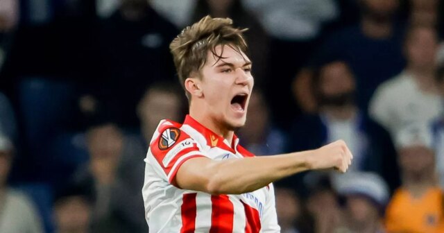 Porto, Portugalsko - 2. októbra: Vasilije Kostov z FK Crvena Zvezda oslavuje po strelení prvého gólu svojho tímu počas zápasu fázy MD2 Ligy UEFA 2025/26 medzi FC Porto a FK Crvena Zvezda na Estadio do Dragao 2. októbra 2025 v portugalskom Porte. (Foto: Fabio Poco/DeFodi Images/DeFodi cez Getty Images)