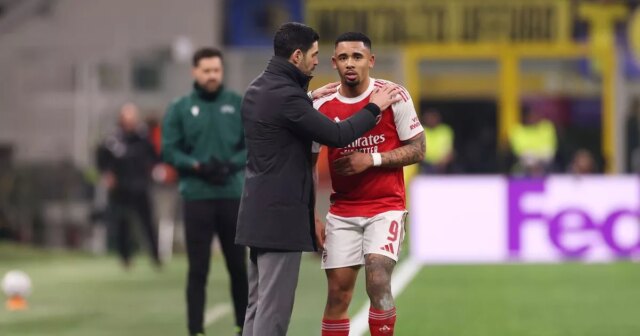 Gabriel Jesus s šéfom Arsenalu Mikelom Artetom počas výhry nad Interom Miláno 