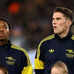 Myles Lewis-Skelly a Viktor Gyokeres bojujú o štart za Arsenal proti Nottinghamu Forest