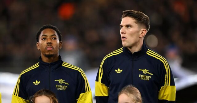 Myles Lewis-Skelly a Viktor Gyokeres bojujú o štart za Arsenal proti Nottinghamu Forest