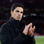 Oleksandr Zinchenko z Nottinghamu Forest sa rozcvičuje pred zápasom Premier League medzi Nottinghamom Forest a Manchestrom City.