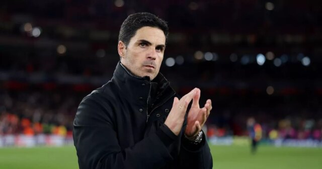 Oleksandr Zinchenko z Nottinghamu Forest sa rozcvičuje pred zápasom Premier League medzi Nottinghamom Forest a Manchestrom City.