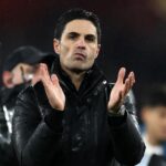 Mikel Arteta tlieska fanúšikom Arsenalu.