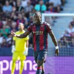 Etta Eyong hľadá loptu.