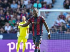 Arsenal sa pripravoval na prestupovú bitku z Man Utd ako hviezda Realu Madrid Etta Eyong hľadá loptu.