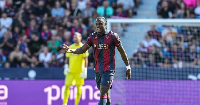 Arsenal sa pripravoval na prestupovú bitku z Man Utd ako Etta Eyong hľadá loptu.