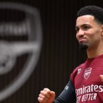 Ethan Nwaneri sa počas tréningu usmieva.