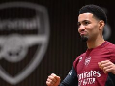 Arsenal sa pripravoval na „záujem“ o prestup Ethana Nwaneriho s prestupom v Premier League Ethan Nwaneri sa počas tréningu usmieva.