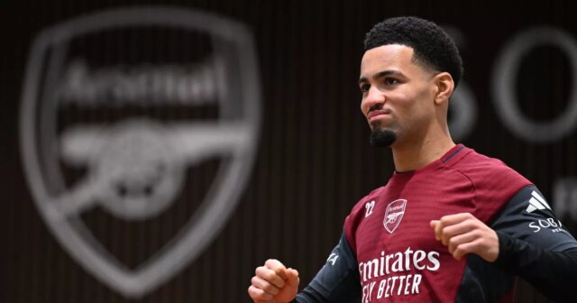 Ethan Nwaneri sa počas tréningu usmieva.