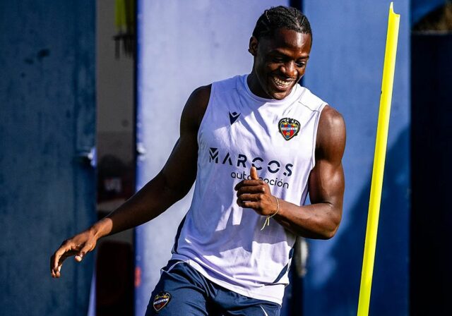 Arsenal sa pýta na útočníka, ktorý priťahuje záujem Barcy a Madridu
