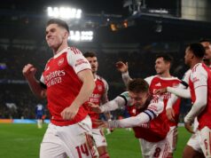 Arsenal sa umiestnil jednou nohou vo finále Carabao Cupu v brutálnej realite pre šéfa Chelsea Liama Roseniora Ben White z Arsenalu strelil prvý gól pri výhre 3:2 v prvom zápase proti Chelsea (Arsenal FC cez Getty Images)