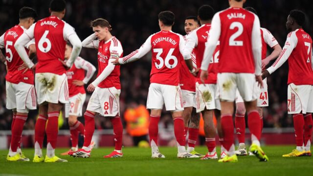 Arsenal urobil prvý veľký krok k plneniu titulu Premier League, keďže Man Utd prosperuje v nervóznych Emirates
